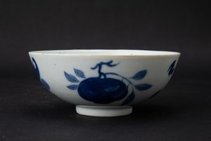 Ciotolina in porcellana bianca e blu con decori a melograno e simboli taoisti, Cina, Dinastia Qing, epoca Kangxi (1662-1722)  - Asta Arte orientale  - Associazione Nazionale - Case d'Asta italiane