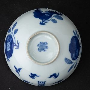 Ciotolina in porcellana bianca e blu con decori a melograno e simboli taoisti, Cina, Dinastia Qing, epoca Kangxi (1662-1722)  - Asta Arte orientale  - Associazione Nazionale - Case d'Asta italiane