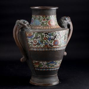 Vaso in bronzo con decoro a a racemi vegetali a smalti e anse sagomate, Giappone, periodo Meiji (1868-1912)  - Asta Arte orientale  - Associazione Nazionale - Case d'Asta italiane