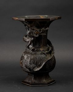 Vaso a tromba in bronzo con decori d'ispirazione arcaica e figura di drago a rilievo, Cina, Dinastia Ming, XVII secolo  - Asta Arte orientale  - Associazione Nazionale - Case d'Asta italiane