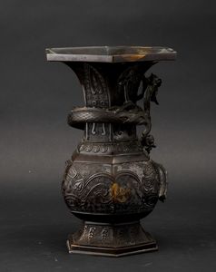 Vaso a tromba in bronzo con decori d'ispirazione arcaica e figura di drago a rilievo, Cina, Dinastia Ming, XVII secolo  - Asta Arte orientale  - Associazione Nazionale - Case d'Asta italiane