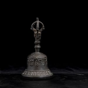 Campana rituale in bronzo, Tibet, XIX secolo  - Asta Arte orientale  - Associazione Nazionale - Case d'Asta italiane