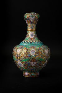 Vaso a bottiglia a smalti cloisonn con decori a fiori di loto, Cina, Dinastia Qing, XIX secolo  - Asta Arte orientale  - Associazione Nazionale - Case d'Asta italiane