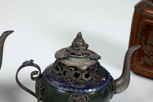 Lotto composto da due teiere cloisonn, un vaso e un porta t. Manifattura orientale, XX secolo  - Asta Arte orientale  - Associazione Nazionale - Case d'Asta italiane