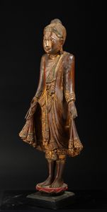 Figura di Buddha stante su fiore di loto in legno parzialmente laccato e dorato, Thailandia, XIX secolo  - Asta Arte orientale  - Associazione Nazionale - Case d'Asta italiane