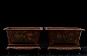 Coppia di giardiniere in legno laccato con decorazioni floreali e uccelli, Cina, Dinastia Qing, XIX secolo  - Asta Arte orientale  - Associazione Nazionale - Case d'Asta italiane