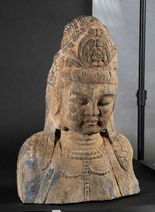 Busto di Buddha incoronato in pietra, Cina, XX secolo  - Asta Arte orientale  - Associazione Nazionale - Case d'Asta italiane