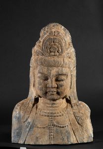 Busto di Buddha incoronato in pietra, Cina, XX secolo  - Asta Arte orientale  - Associazione Nazionale - Case d'Asta italiane