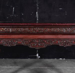 Consolle in legno con decori geometrici, Cina, XX secolo  - Asta Arte orientale  - Associazione Nazionale - Case d'Asta italiane