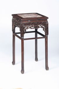 Stand in legno intagliato a decoro geometrico con piano in marmo, Cina, Dinastia Qing, XIX secolo  - Asta Arte orientale  - Associazione Nazionale - Case d'Asta italiane