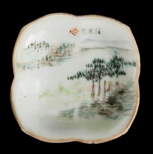 Piccola alzatina in porcellana raffigurante paesaggio e iscrizione, Cina, Dinastia Qing, XIX secolo  - Asta Arte orientale  - Associazione Nazionale - Case d'Asta italiane