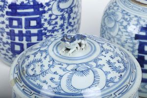 Tre potiches in porcellana bianca e blu con decori floreali e simboli taoisti, Cina, Dinastia Qing, XIX secolo  - Asta Arte orientale  - Associazione Nazionale - Case d'Asta italiane