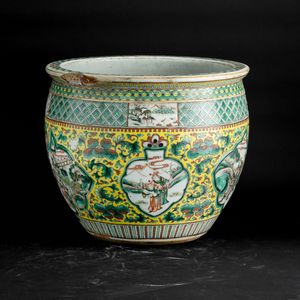 Cachepot in porcellana sui toni della Famiglia Verde con scene di vita comune entro riserve sagomate e decori vegetali su fondo giallo, Cina, Dinastia Qing, XIX secolo  - Asta Arte orientale  - Associazione Nazionale - Case d'Asta italiane