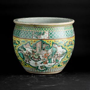 Cachepot in porcellana sui toni della Famiglia Verde con scene di vita comune entro riserve sagomate e decori vegetali su fondo giallo, Cina, Dinastia Qing, XIX secolo  - Asta Arte orientale  - Associazione Nazionale - Case d'Asta italiane