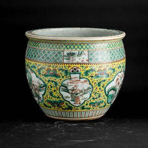 Cachepot in porcellana sui toni della Famiglia Verde con scene di vita comune entro riserve sagomate e decori vegetali su fondo giallo, Cina, Dinastia Qing, XIX secolo  - Asta Arte orientale  - Associazione Nazionale - Case d'Asta italiane