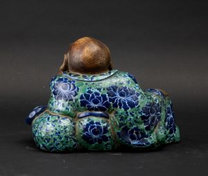 Figurina di Budai in porcellana Yixing parzialmente smaltata, Cina, Dinastia Qing, XIX secolo  - Asta Arte orientale  - Associazione Nazionale - Case d'Asta italiane