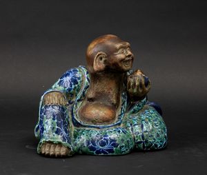 Figurina di Budai in porcellana Yixing parzialmente smaltata, Cina, Dinastia Qing, XIX secolo  - Asta Arte orientale  - Associazione Nazionale - Case d'Asta italiane