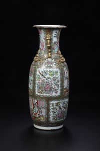 Vaso in porcellana Famiglia Rosa con decori floreali, scene di vita comune e figure di draghetti a rilievo, Cina, Dinastia Qing, XIX secolo  - Asta Arte orientale  - Associazione Nazionale - Case d'Asta italiane