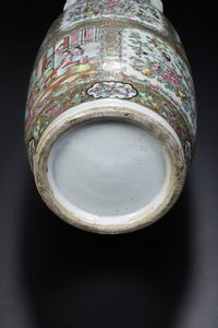 Vaso in porcellana Famiglia Rosa con decori floreali, scene di vita comune e figure di draghetti a rilievo, Cina, Dinastia Qing, XIX secolo  - Asta Arte orientale  - Associazione Nazionale - Case d'Asta italiane