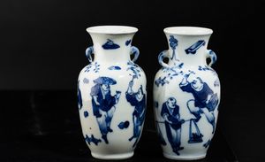 Coppia di piccoli vasi in porcellana bianca e blu con anse sagomate e raffigurazioni di scene di vita comune, Cina, Dinastia Qing, XIX secolo  - Asta Arte orientale  - Associazione Nazionale - Case d'Asta italiane