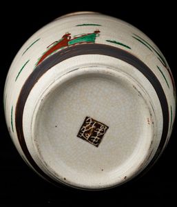 Vaso in porcellana con guerrieri e figure di draghetti a rilievo, Cina, Dinastia Qing, XIX secolo  - Asta Arte orientale  - Associazione Nazionale - Case d'Asta italiane