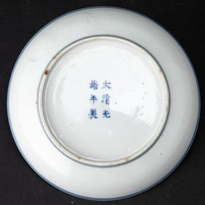 Piatto in porcellana bianca e blu con decori naturalistici, Cina, Dinastia Qing, marca e del periodo Guangxu (1875-1908)  - Asta Arte orientale  - Associazione Nazionale - Case d'Asta italiane