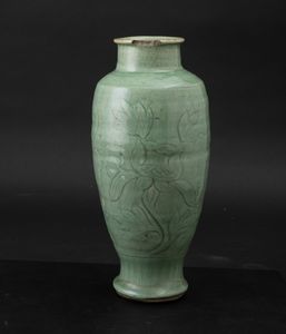 Vaso in porcellana Longquang color Celandon con decoro floreale inciso, Cina, Dinastia Ming, XVII secolo  - Asta Arte orientale  - Associazione Nazionale - Case d'Asta italiane