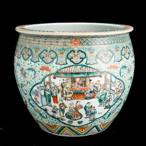 Cachepot in porcellane Famiglia Verde raffigurante scene di vita comune entro riserve e decori floreali, Cina Dinastia Qing, XIX secolo  - Asta Arte orientale  - Associazione Nazionale - Case d'Asta italiane