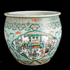 Cachepot in porcellane Famiglia Verde raffigurante scene di vita comune entro riserve e decori floreali, Cina Dinastia Qing, XIX secolo  - Asta Arte orientale  - Associazione Nazionale - Case d'Asta italiane