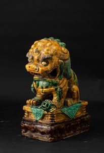 Figura di leone in porcellana invetriata a smalti Sancai, Cina, Dinastia Qing, XIX secolo  - Asta Arte orientale  - Associazione Nazionale - Case d'Asta italiane