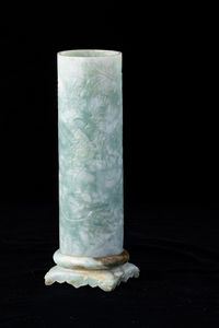 Vaso cilindrico scolpito in giadeite con figura di drago incisa, Cina, Dinastia Qing, XIX secolo  - Asta Arte orientale  - Associazione Nazionale - Case d'Asta italiane