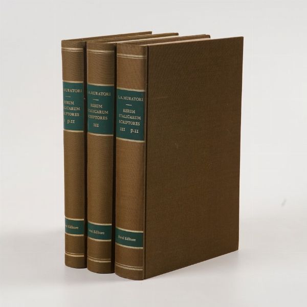 Ludovico Antonio Muratori, Rerum italicarum scriptores sec XX, edizione anastatica Forni. Rerum italicarum scriptores, Forni editore. Volume I p.1-2; vol.II; vol. II p.2; vol.III p.2; vol. IV; vol. V; vol. VI; vol. VII; vol VIII; vol. IX; vol. X; volume XI; vol. XII; volume XIII; volume XIV; vol. XV; volume XVI; vol. XVII; vol. XVIII; vol. XIX; volume XX; volume XXI; vol. XXII; volume XXIII; vol. XXIV; volume XXV; indice (scompleto; venduto come elemento darredo)  - Asta Libri Antichi - Associazione Nazionale - Case d'Asta italiane