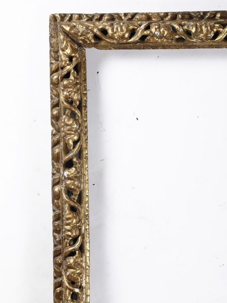 Cornice in legno intagliato, traforato e dorato. XVII-XVIII secolo  - Asta Cornici Antiche - Associazione Nazionale - Case d'Asta italiane