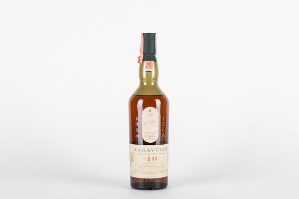 Scozia : Lagavulin 16 Year Old Single Malt Scotch Whisky  - Asta Vini e Distillati - Associazione Nazionale - Case d'Asta italiane