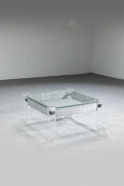 LORENZO BURCHIELLARO : Tavolino da soggiorno con struttura in fusione di alluminio  gambe in plexiglass  piano in vetro. Anni '70 / '80 cm 40x83x83  - Asta Design - Associazione Nazionale - Case d'Asta italiane