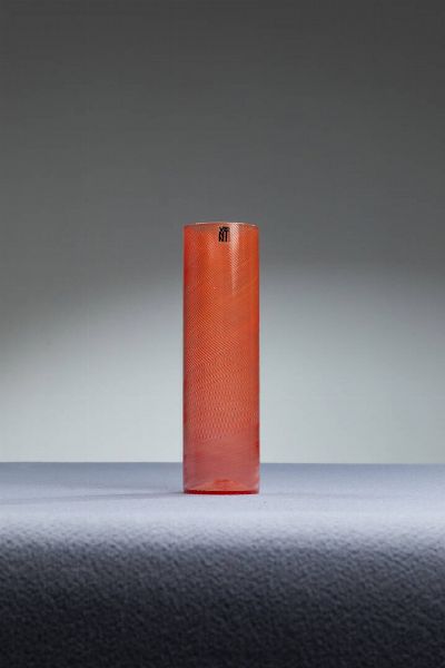 Carlo Scarpa : Vaso cilindrico a mezza filigrana rossa   Marcato alla base. Etichetta del produttore Prod. Venini  anni '80 cm 27x7 5  - Asta Design - Associazione Nazionale - Case d'Asta italiane