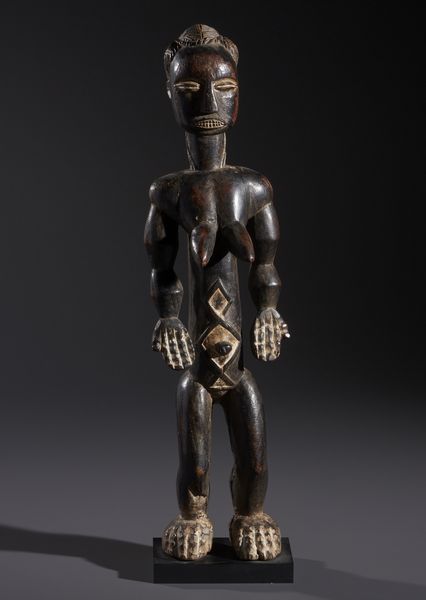 Kulango - Costa d'Avorio/Ghana : Nello stile di Scultura antropomorfa femminile  in legno duro a patina scura e caolino  - Asta Asta 444 | AFRICA, OCEANIA E AMERICHE - ARTIGIANATO AFRICANO: VARI COMMITTENTI E SELEZIONE DALLA COLLEZIONE BARTOLOMUCCI Online - Associazione Nazionale - Case d'Asta italiane