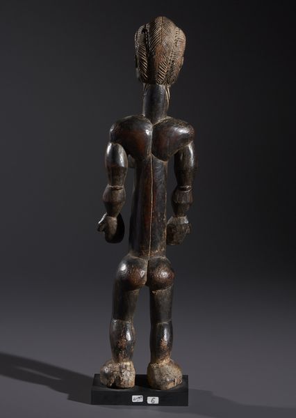 Kulango - Costa d'Avorio/Ghana : Nello stile di Scultura antropomorfa femminile  in legno duro a patina scura e caolino  - Asta Asta 444 | AFRICA, OCEANIA E AMERICHE - ARTIGIANATO AFRICANO: VARI COMMITTENTI E SELEZIONE DALLA COLLEZIONE BARTOLOMUCCI Online - Associazione Nazionale - Case d'Asta italiane