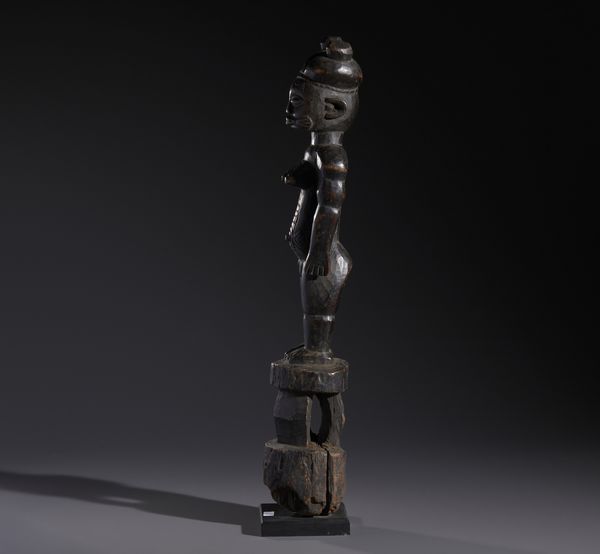 Tiv - Nigeria : Nello stile di Scultura antropomorfa femminile con elaborata acconciatura su piedistalloLegno duro a patina nera  - Asta Asta 444 | AFRICA, OCEANIA E AMERICHE - ARTIGIANATO AFRICANO: VARI COMMITTENTI E SELEZIONE DALLA COLLEZIONE BARTOLOMUCCI Online - Associazione Nazionale - Case d'Asta italiane