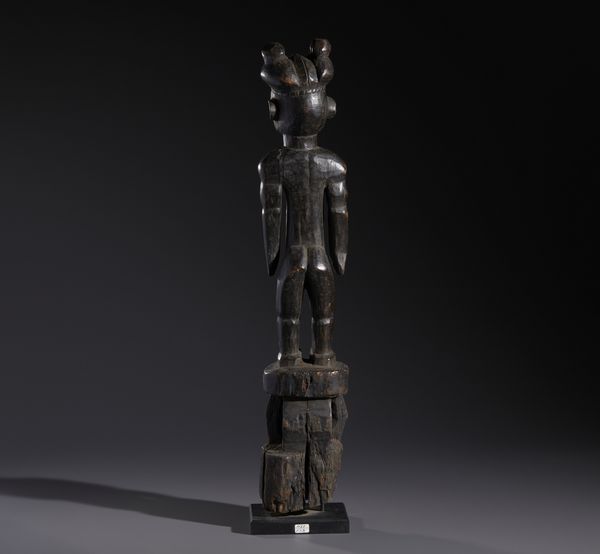 Tiv - Nigeria : Nello stile di Scultura antropomorfa femminile con elaborata acconciatura su piedistalloLegno duro a patina nera  - Asta Asta 444 | AFRICA, OCEANIA E AMERICHE - ARTIGIANATO AFRICANO: VARI COMMITTENTI E SELEZIONE DALLA COLLEZIONE BARTOLOMUCCI Online - Associazione Nazionale - Case d'Asta italiane