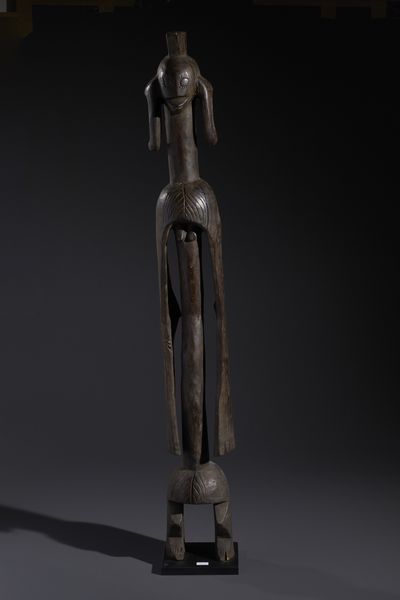 Mumuye - Nigeria/Camerun : Nello stile di Grande scultura antropomorfa stilizzata  in legno a patina scura  - Asta Asta 444 | AFRICA, OCEANIA E AMERICHE - ARTIGIANATO AFRICANO: VARI COMMITTENTI E SELEZIONE DALLA COLLEZIONE BARTOLOMUCCI Online - Associazione Nazionale - Case d'Asta italiane