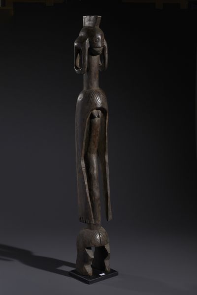 Mumuye - Nigeria/Camerun : Nello stile di Grande scultura antropomorfa stilizzata  in legno a patina scura  - Asta Asta 444 | AFRICA, OCEANIA E AMERICHE - ARTIGIANATO AFRICANO: VARI COMMITTENTI E SELEZIONE DALLA COLLEZIONE BARTOLOMUCCI Online - Associazione Nazionale - Case d'Asta italiane