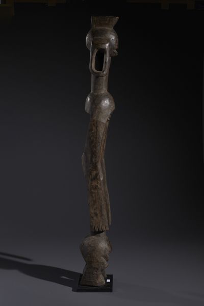 Mumuye - Nigeria/Camerun : Nello stile di Grande scultura antropomorfa stilizzata  in legno a patina scura  - Asta Asta 444 | AFRICA, OCEANIA E AMERICHE - ARTIGIANATO AFRICANO: VARI COMMITTENTI E SELEZIONE DALLA COLLEZIONE BARTOLOMUCCI Online - Associazione Nazionale - Case d'Asta italiane