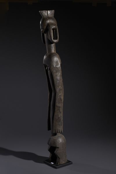 Mumuye - Nigeria/Camerun : Nello stile di Grande scultura antropomorfa stilizzata  in legno a patina scura  - Asta Asta 444 | AFRICA, OCEANIA E AMERICHE - ARTIGIANATO AFRICANO: VARI COMMITTENTI E SELEZIONE DALLA COLLEZIONE BARTOLOMUCCI Online - Associazione Nazionale - Case d'Asta italiane