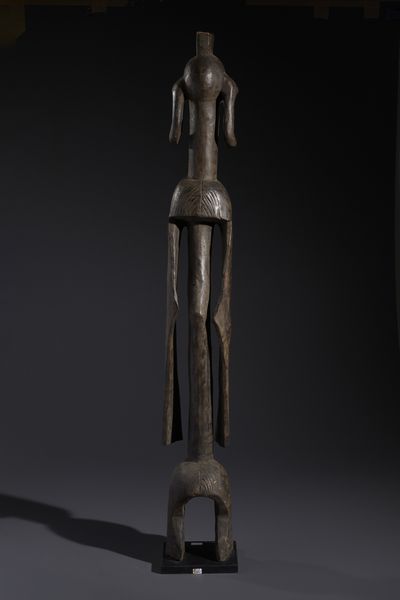 Mumuye - Nigeria/Camerun : Nello stile di Grande scultura antropomorfa stilizzata  in legno a patina scura  - Asta Asta 444 | AFRICA, OCEANIA E AMERICHE - ARTIGIANATO AFRICANO: VARI COMMITTENTI E SELEZIONE DALLA COLLEZIONE BARTOLOMUCCI Online - Associazione Nazionale - Case d'Asta italiane