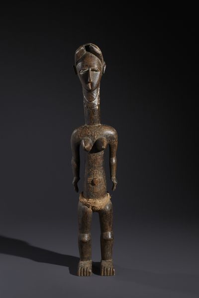 Dida - Costa d'Avorio : Nello stile diGrande scultura antropomorfa femminile Tale Ko in legno duro a patina scura, tessuto, caolino e pigmenti  - Asta Asta 444 | AFRICA, OCEANIA E AMERICHE - ARTIGIANATO AFRICANO: VARI COMMITTENTI E SELEZIONE DALLA COLLEZIONE BARTOLOMUCCI Online - Associazione Nazionale - Case d'Asta italiane