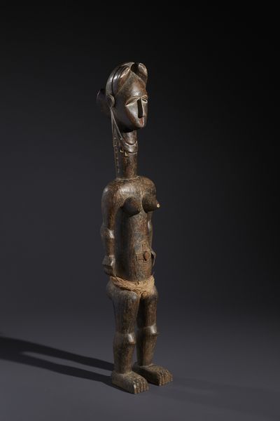 Dida - Costa d'Avorio : Nello stile diGrande scultura antropomorfa femminile Tale Ko in legno duro a patina scura, tessuto, caolino e pigmenti  - Asta Asta 444 | AFRICA, OCEANIA E AMERICHE - ARTIGIANATO AFRICANO: VARI COMMITTENTI E SELEZIONE DALLA COLLEZIONE BARTOLOMUCCI Online - Associazione Nazionale - Case d'Asta italiane