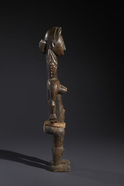 Dida - Costa d'Avorio : Nello stile diGrande scultura antropomorfa femminile Tale Ko in legno duro a patina scura, tessuto, caolino e pigmenti  - Asta Asta 444 | AFRICA, OCEANIA E AMERICHE - ARTIGIANATO AFRICANO: VARI COMMITTENTI E SELEZIONE DALLA COLLEZIONE BARTOLOMUCCI Online - Associazione Nazionale - Case d'Asta italiane