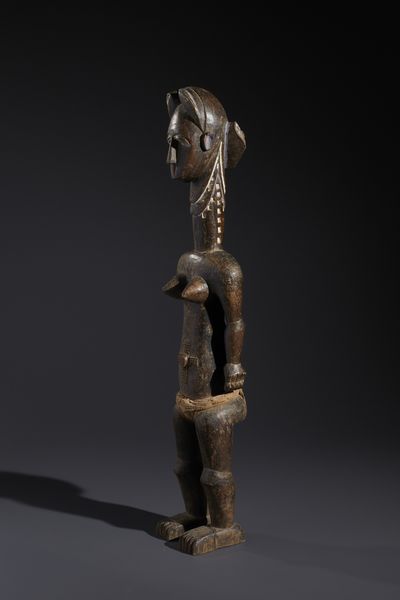 Dida - Costa d'Avorio : Nello stile diGrande scultura antropomorfa femminile Tale Ko in legno duro a patina scura, tessuto, caolino e pigmenti  - Asta Asta 444 | AFRICA, OCEANIA E AMERICHE - ARTIGIANATO AFRICANO: VARI COMMITTENTI E SELEZIONE DALLA COLLEZIONE BARTOLOMUCCI Online - Associazione Nazionale - Case d'Asta italiane