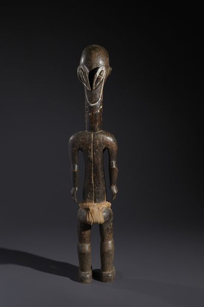 Dida - Costa d'Avorio : Nello stile diGrande scultura antropomorfa femminile Tale Ko in legno duro a patina scura, tessuto, caolino e pigmenti  - Asta Asta 444 | AFRICA, OCEANIA E AMERICHE - ARTIGIANATO AFRICANO: VARI COMMITTENTI E SELEZIONE DALLA COLLEZIONE BARTOLOMUCCI Online - Associazione Nazionale - Case d'Asta italiane